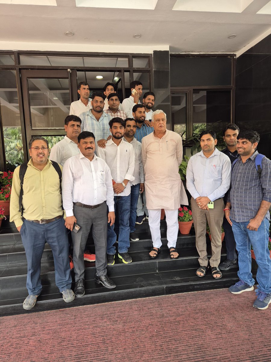 📍दिल्ली दौरे पर अपनो के साथ मंत्री जी 

राजस्थान से केबिनेट मंत्री डॉ किरोड़ी लाल मीणा पिछले दिनों दिल्ली दौरे पर हैं,जहा से अपने कार्यकर्ताओं के साद तस्वीर है।
<a href="/DrKirodilalBJP/">Dr. Kirodi Lal Meena</a>