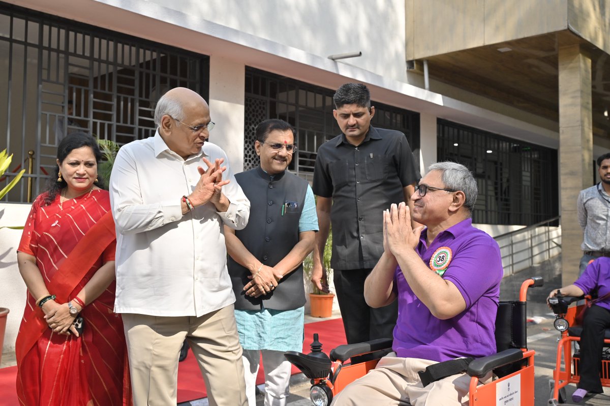 SJEDGujarat's tweet photo. આજરોજ સામાજિક ન્યાય અને અધિકારિતા વિભાગના નિયામક સુરક્ષા પ્રભાગ ગાંધીનગર ખાતે માનનીય મુખ્યમંત્રી શ્રી ભૂપેન્દ્રભાઈ પટેલના વરદહસ્તે રાજ્યના દિવ્યાંગ લાભાર્થીઓને 'મોટરાઈઝ્ડ ટ્રાઈસિકલ' તથા 'જોયસ્ટિક વ્હીલચેર' રાજ્ય કક્ષાનો સહાય વિતરણ કાર્યક્રમ યોજાયો.

આ પ્રસંગે સામાજિક ન્યાય અને અધિકારીતા મંત્રી શ્રી ડો. પ્રદ્યુમ્ન વાજા અને રાજ્યમંત્રી શ્રી ડો. મનીષા વકીલ ની પ્રેરક ઉપસ્થિતિ રહી હતી. સાથે જ ગુજરાત સરકારના મુખ્યસચિવ શ્રી મનોજ કુમાર દાસ, વિભાગના સચિવ શ્રી હર્ષદકુમાર પટેલ, સમાજ સુરક્ષા પ્રભાગ અને વિકસતી જાતિ કલ્યાણ પ્રભાગના નિયામકશ્રી વિક્રમસિંહ જાદવ તથા વિભાગના ઉચ્ચ અધિકારીશ્રીઓ ઉપસ્થિત રહ્યા હતા. તેમજ માનનીય મુખ્યમંત્રીશ્રીએ દિવ્યાંગજનો સાથે આત્મીય સંવાદ કર્યો હતો.

આ અંતર્ગત રાજ્યના 5676 દિવ્યાંગોને ₹36.07 કરોડના ખર્ચે અત્યાધુનિક સાધનો પૂરા પાડવામાં આવ્યા છે. 4000 દિવ્યાંગોને મોટરાઇઝ્ડ ટ્રાઇસિકલ અને 1676 દિવ્યાંગોને મળી જોયસ્ટિક વ્હીલચેર આપવામાં આવી.

@Bhupendrapbjp @CMOGuj @InfoGujarat @sanghaviharsh @drpradyumanvaja @manisha_vakil
@MSJEGOI @social_defence @ALIMCOHQ
