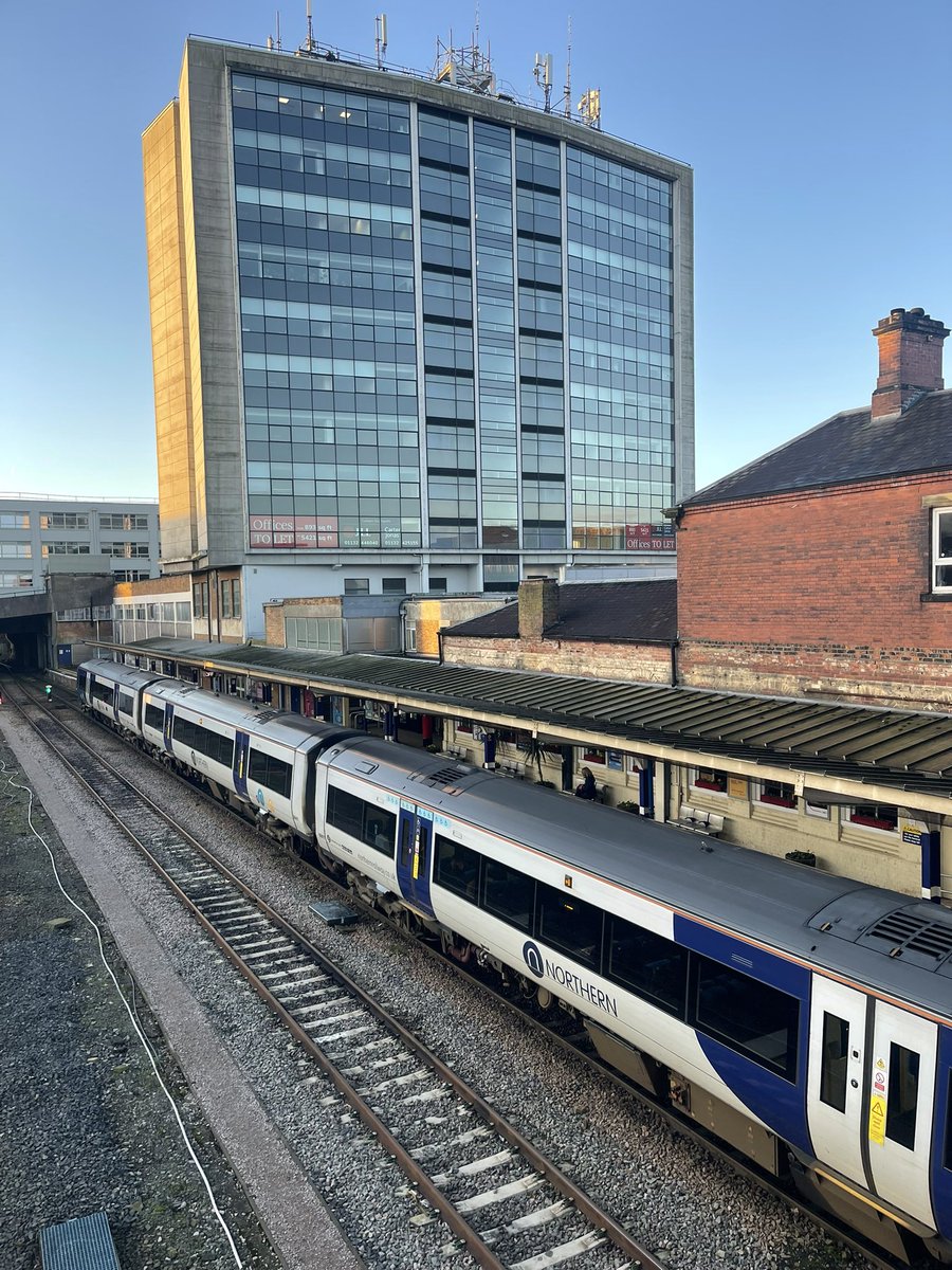 alexhornbyrail's tweet image. Friendly driver Adam leading us to Leeds today for the on-time 0654 from Harrogate. A big day for Northern today in Manchester as we celebrate our colleagues at our annual #NorthernLights Awards. 

Hope you all have a great Friday - keep in touch with us @northernassist 💙