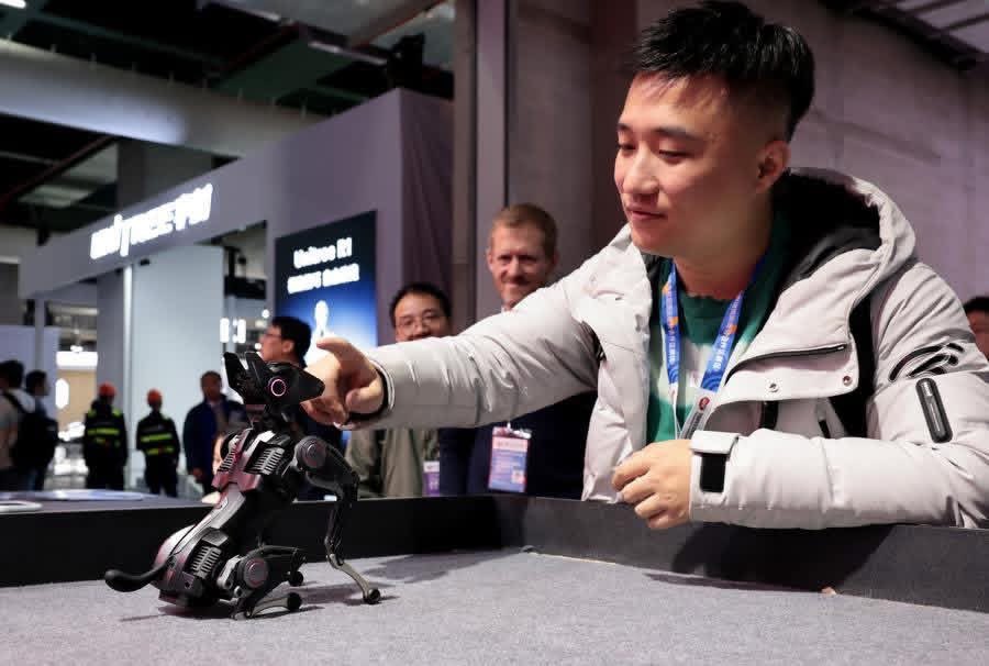ShanghaiEye's tweet photo. The 2026 Appliance & Electronics World Expo (#AWE2026) kicked off in #Shanghai, a metropolis in east #China, on Thursday. More than 1,200 enterprises from all over the world gathered at the expo to showcase their latest #innovations. https://t.co/YSrJeokvCQ