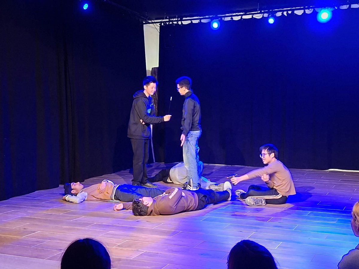 IERAlberti's tweet photo. L'alumnat de 2n d'ESO va realitzar una sortida a l'espai Viu el Teatre!, on van poder realitzar un taller de micropeces teatrals, en què van haver d'idear, per grups, una petita història que després havien de representar en escena. S'ho van passar d'allò més bé! https://t.co/nyYVstErWl