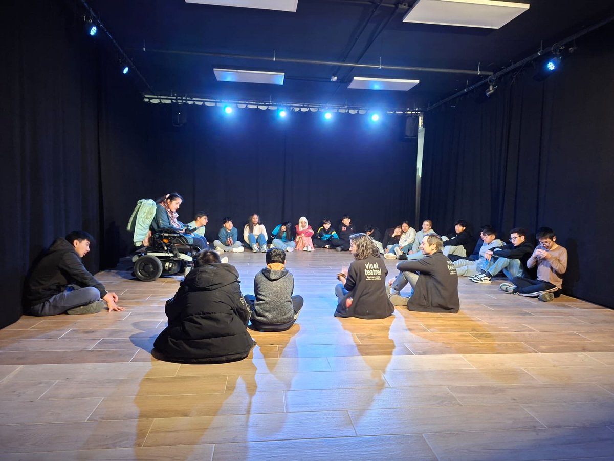 IERAlberti's tweet photo. L'alumnat de 2n d'ESO va realitzar una sortida a l'espai Viu el Teatre!, on van poder realitzar un taller de micropeces teatrals, en què van haver d'idear, per grups, una petita història que després havien de representar en escena. S'ho van passar d'allò més bé! https://t.co/nyYVstErWl