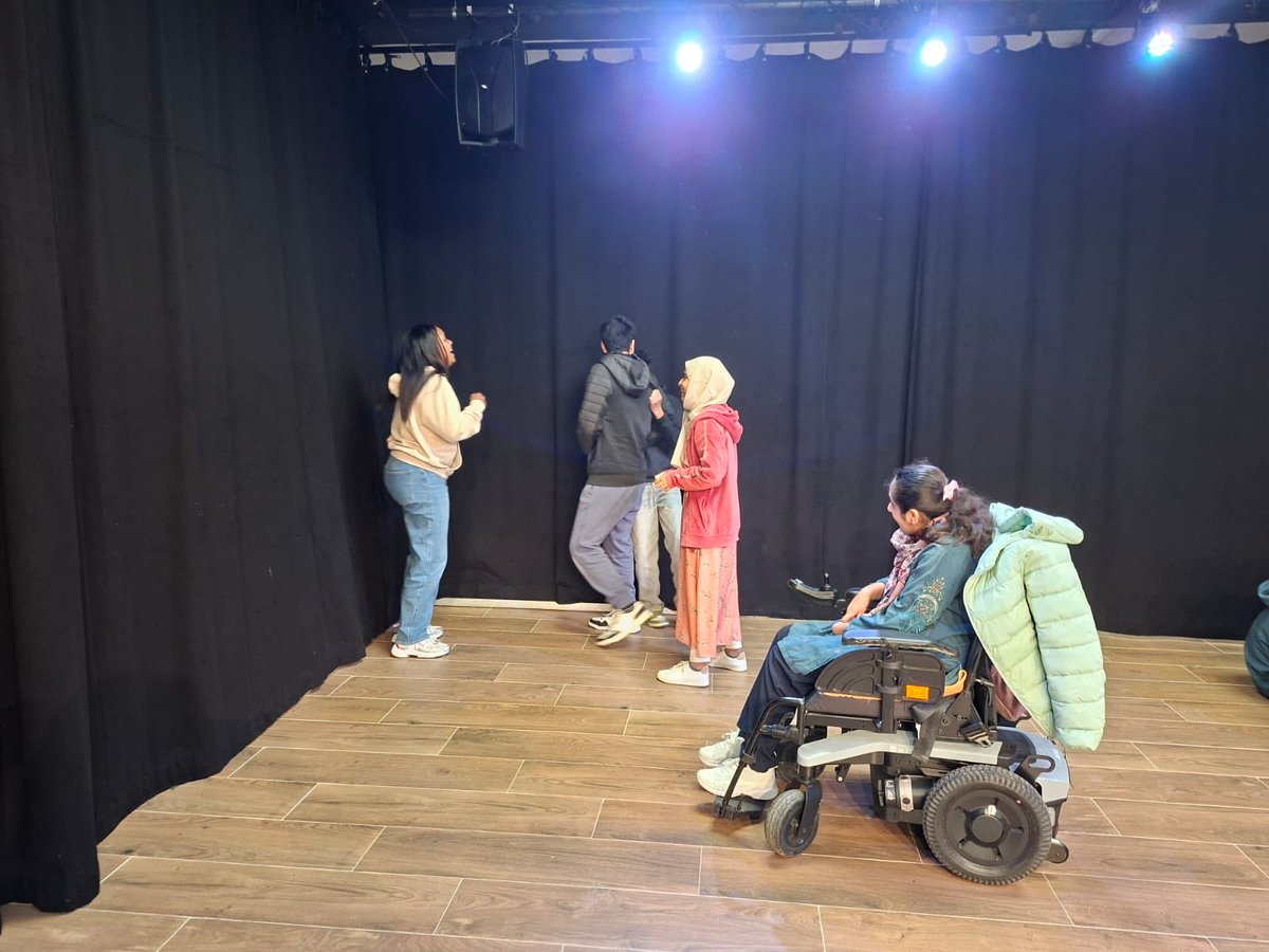 IERAlberti's tweet photo. L'alumnat de 2n d'ESO va realitzar una sortida a l'espai Viu el Teatre!, on van poder realitzar un taller de micropeces teatrals, en què van haver d'idear, per grups, una petita història que després havien de representar en escena. S'ho van passar d'allò més bé! https://t.co/nyYVstErWl