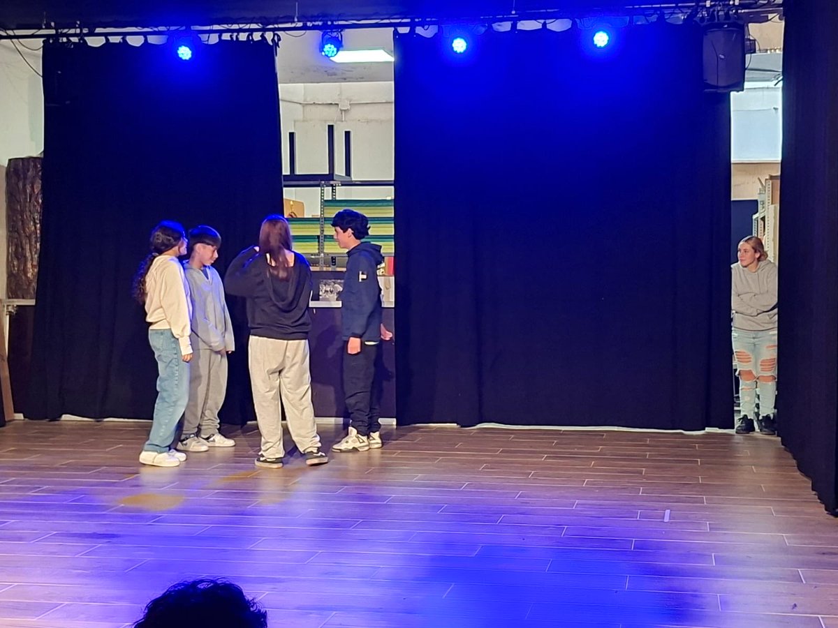 IERAlberti's tweet photo. L'alumnat de 2n d'ESO va realitzar una sortida a l'espai Viu el Teatre!, on van poder realitzar un taller de micropeces teatrals, en què van haver d'idear, per grups, una petita història que després havien de representar en escena. S'ho van passar d'allò més bé! https://t.co/nyYVstErWl