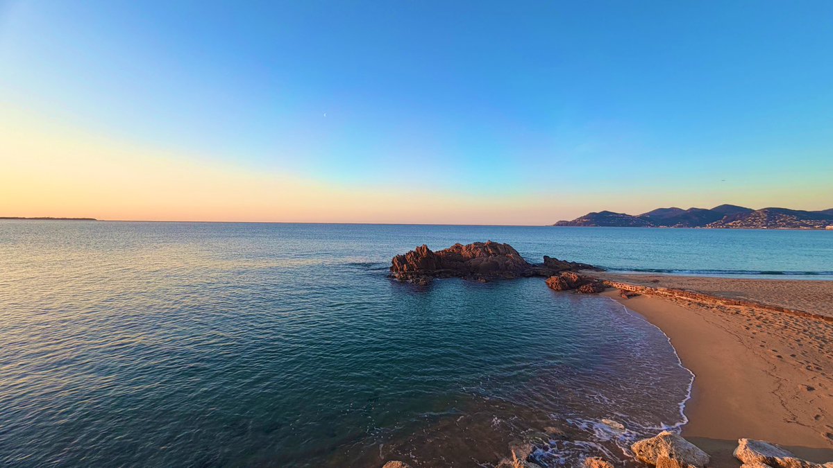 ClemCaro06's tweet image. Au bord de l’eau, le matin naît en silence, porté par le souffle des vagues et la douceur du premier soleil ☀️ #Vendredi13 #FridayMorning #Motivation #MatinDoré