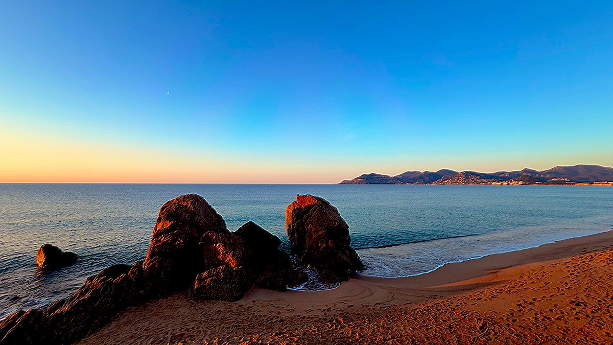 ClemCaro06's tweet image. Au bord de l’eau, le matin naît en silence, porté par le souffle des vagues et la douceur du premier soleil ☀️ #Vendredi13 #FridayMorning #Motivation #MatinDoré