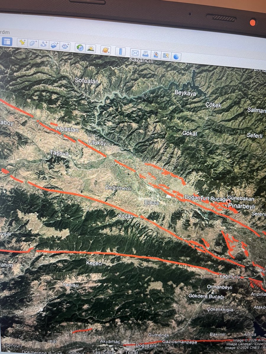 nacigorur's tweet photo. Niksar-Erbaa/Tokat’da 5,6 deprem oldu. Kayıp yok. 1942’ de büyük deprem olmuştu. Onun için daha büyüğünü beklemiyorum. Fayların paralel dallandığı bir yer. Bunlardan küçük bir kol kırılmış olabilir. Daha büyük deprem olmaz. 5,0’den küçük artçılar olabilir. Arızalı yerlerden sakın https://t.co/iVUp5B3pFj