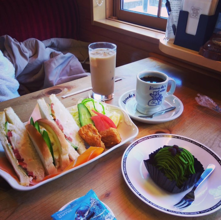 Z10050303's tweet photo. コメダ珈琲でカフェタイム
抹茶の雫、美味しい😋

ちいかわも抹茶ソフト持ってます💚

#ちいかわ #ニャンコ先生
#コメダ珈琲好き
#抹茶の雫
#写真で伝える私の世界 
#日常垢さんと繋がりたい https://t.co/HgtQXVjN51
