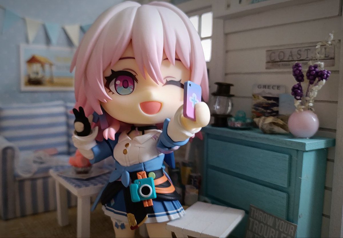 linndrim's tweet photo. By the way, I haven't shown you any cool photos of my figurines yet ✨  I bought myself some roomboxes specifically for photos for my birthday in 2025.  

This is how cool March 7 looks in her little room.

#nendoroid #March7 #HSR #HonkaiStarRail https://t.co/cSszJPXeJh