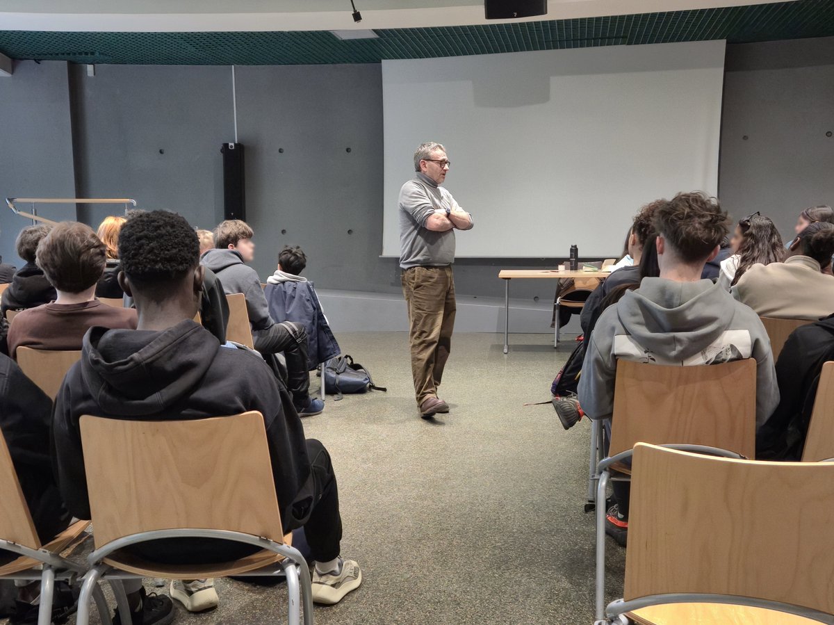 guybirenbaum's tweet image. J'étais lundi et jeudi au Collège Robert Doisneau, à Montrouge, pour raconter à des classes de troisième l'histoire de Robert Birenbaum #akapapa et de ses copains de Résistance. @EmDolig m'accompagnait. 
Son regard sur ce travail de mémoire et de transmission est par ici...