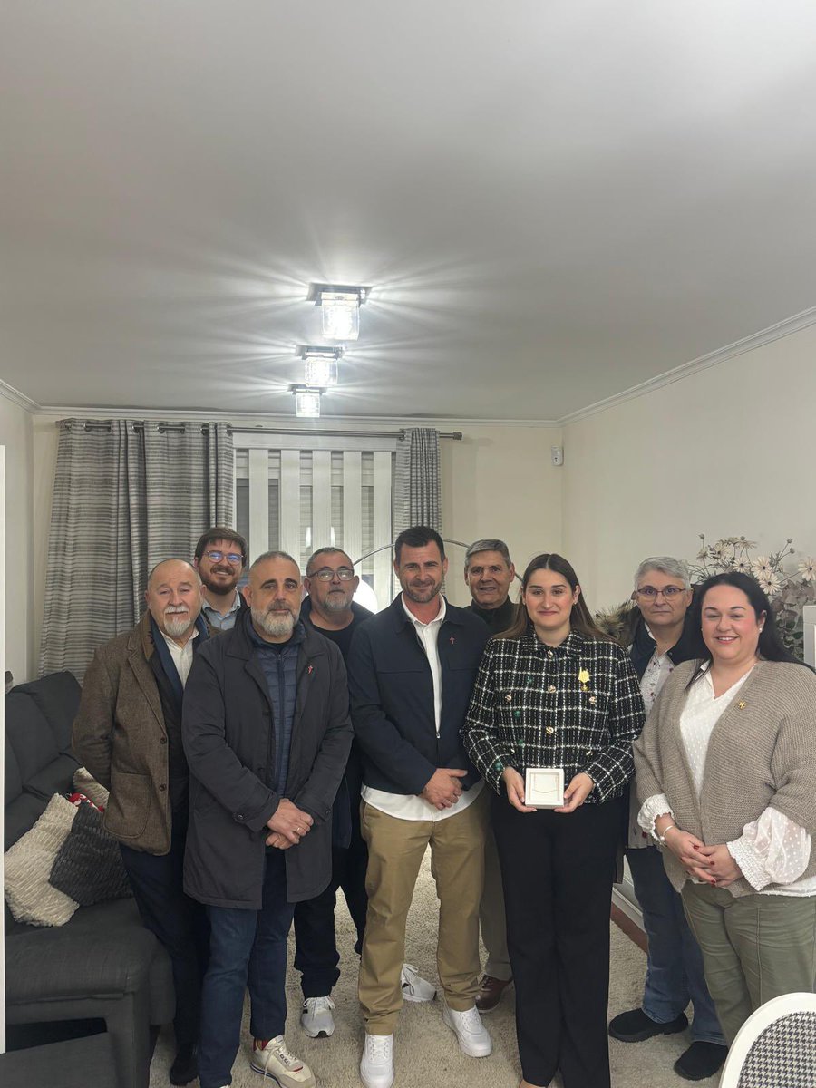 SepulcroTorrent's tweet photo. El pasado domingo visitamos a Inmaculada Puchades Vallejo, Reina del Encuentro y Ángel de la Resurrección 2026, para entregarle un detalle en nombre de nuestra Hermandad.

Gracias a Inma y a su familia. ¡Feliz Semana Santa! https://t.co/DVrDZKYbxw