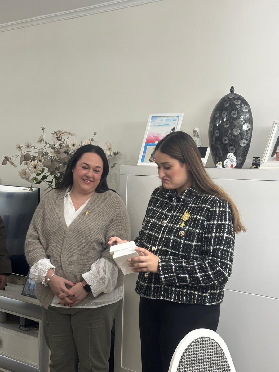 SepulcroTorrent's tweet photo. El pasado domingo visitamos a Inmaculada Puchades Vallejo, Reina del Encuentro y Ángel de la Resurrección 2026, para entregarle un detalle en nombre de nuestra Hermandad.

Gracias a Inma y a su familia. ¡Feliz Semana Santa! https://t.co/DVrDZKYbxw
