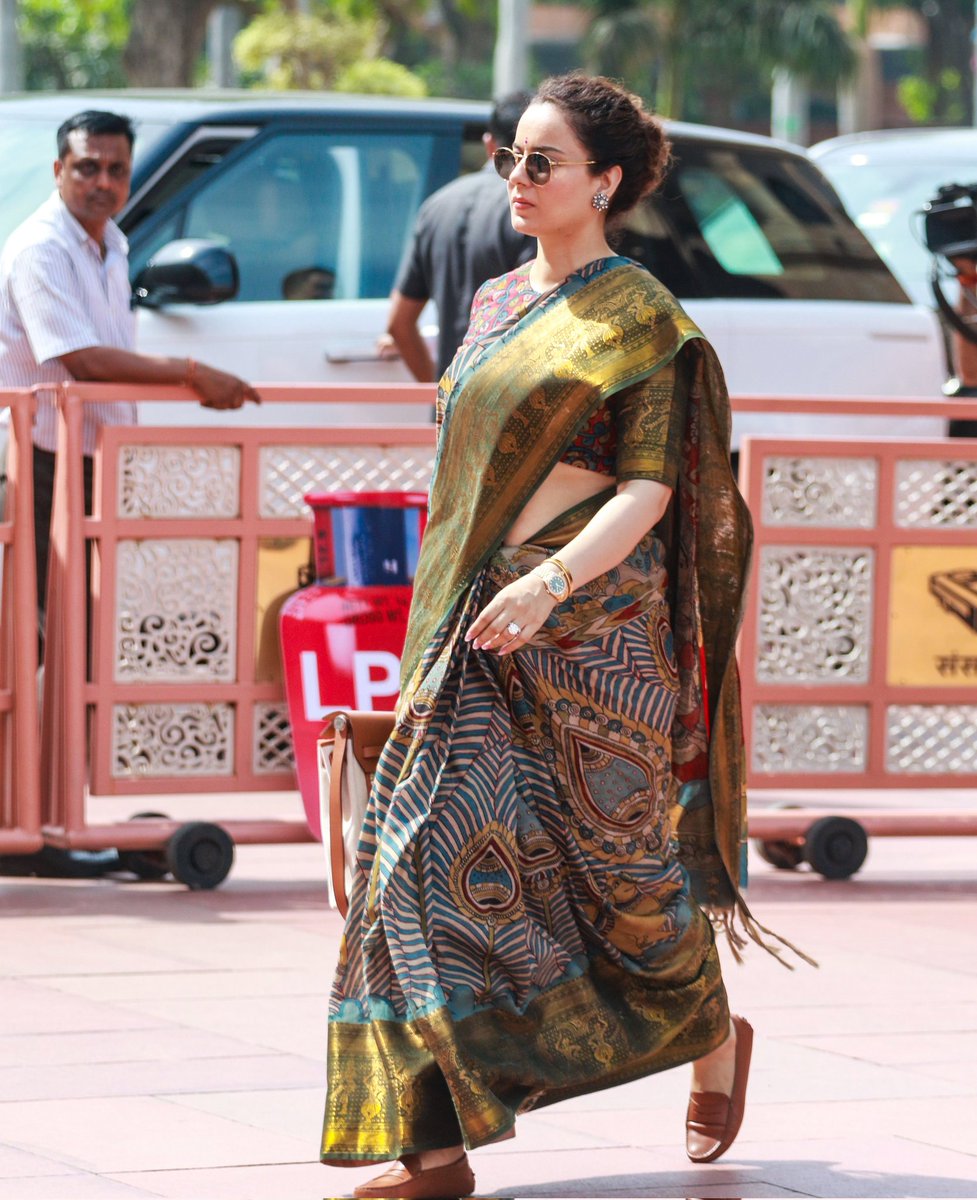 craftswanderer's tweet photo. Did you know that the artwork on Kangana Ranaut's saree is NOT Persian/Mughal BUT an Ancient INDIAN craft?

What is known as Kalamkari/Srikalahasti Pen Kalamkari today was an Bharatiye craft called VRĀTHAPANI

Following the Islamic invasion it was whitelabeled, designs changed https://t.co/g7TJgDUkNE