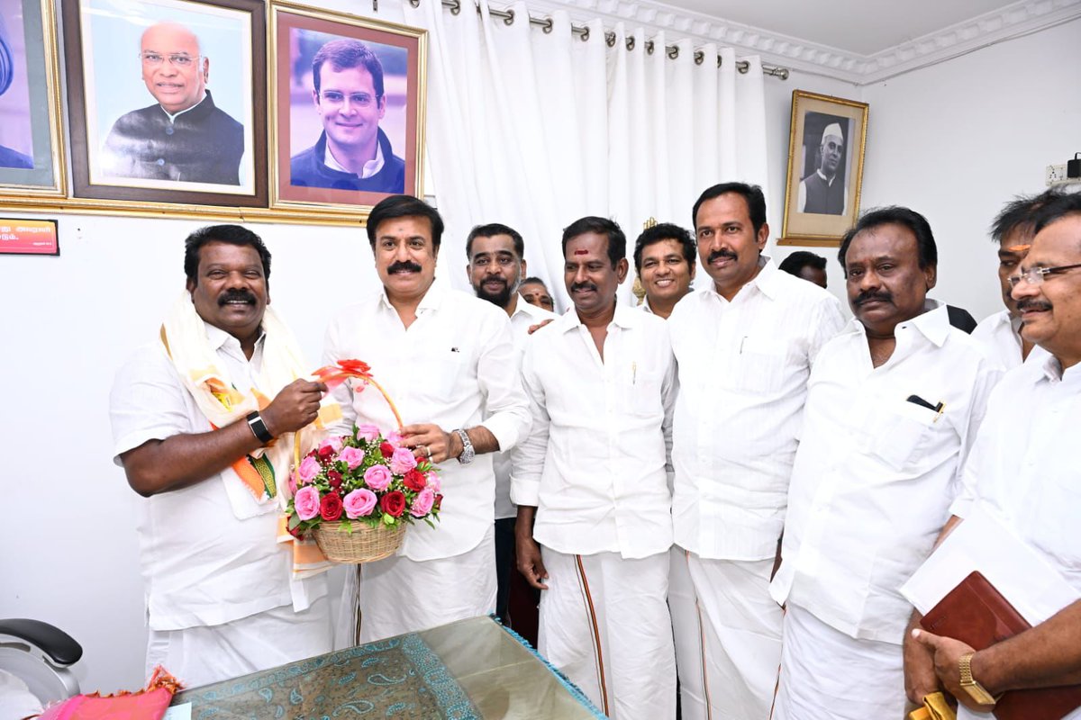 DMDKITWINGOFFL's tweet photo. மாநிலங்களவை உறுப்பினராக தேர்ந்தெடுக்கப்பட்ட தேமுதிக பொருளாளர் எல்.கே சுதீஷ் @lksudhish அவர்கள், 

தமிழ்நாடு காங்கிரஸ் கமிட்டியின் மாநில தலைவரும் ஸ்ரீபெரும்புதூர் 
சட்டமன்ற உறுப்பினருமான அண்ணன் செல்வபெருந்தகை @SPK_TNCC அவர்களை நேரில் சந்தி���்து வாழ்த்து பெற்றார். https://t.co/3ZbJwpm6m0