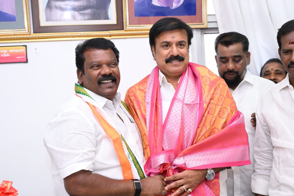 DMDKITWINGOFFL's tweet photo. மாநிலங்களவை உறுப்பினராக தேர்ந்தெடுக்கப்பட்ட தேமுதிக பொருளாளர் எல்.கே சுதீஷ் @lksudhish அவர்கள், 

தமிழ்நாடு காங்கிரஸ் கமிட்டியின் மாநில தலைவரும் ஸ்ரீபெரும்புதூர் 
சட்டமன்ற உறுப்பினருமான அண்ணன் செல்வபெருந்தகை @SPK_TNCC அவர்களை நேரில் சந்தி���்து வாழ்த்து பெற்றார். https://t.co/3ZbJwpm6m0
