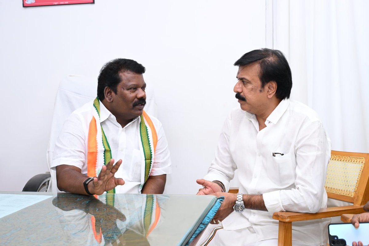 DMDKITWINGOFFL's tweet photo. மாநிலங்களவை உறுப்பினராக தேர்ந்தெடுக்கப்பட்ட தேமுதிக பொருளாளர் எல்.கே சுதீஷ் @lksudhish அவர்கள், 

தமிழ்நாடு காங்கிரஸ் கமிட்டியின் மாநில தலைவரும் ஸ்ரீபெரும்புதூர் 
சட்டமன்ற உறுப்பினருமான அண்ணன் செல்வபெருந்தகை @SPK_TNCC அவர்களை நேரில் சந்தி���்து வாழ்த்து பெற்றார். https://t.co/3ZbJwpm6m0