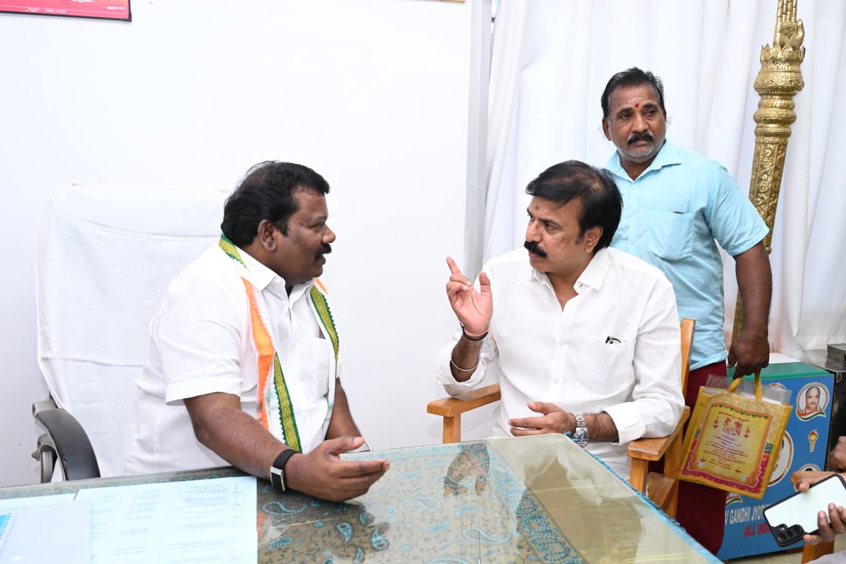 DMDKITWINGOFFL's tweet photo. மாநிலங்களவை உறுப்பினராக தேர்ந்தெடுக்கப்பட்ட தேமுதிக பொருளாளர் எல்.கே சுதீஷ் @lksudhish அவர்கள், 

தமிழ்நாடு காங்கிரஸ் கமிட்டியின் மாநில தலைவரும் ஸ்ரீபெரும்புதூர் 
சட்டமன்ற உறுப்பினருமான அண்ணன் செல்வபெருந்தகை @SPK_TNCC அவர்களை நேரில் சந்தி���்து வாழ்த்து பெற்றார். https://t.co/3ZbJwpm6m0