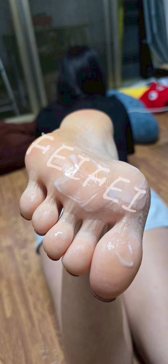 feifei269's tweet photo. 擦乳液😉😉😉

#足底 #腳趾 #美足 https://t.co/DqAexTmVAq