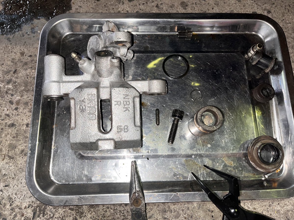 NVCS8008's tweet image. たまにはロードスターの整備w

サイドの効きがイマイチなので、ブレーキオーバーホールします✨️

 #NA8C
#MIATA
#ブレーキオーバーホール