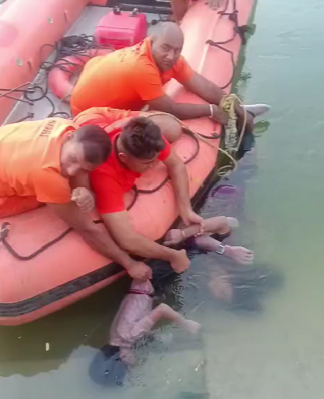 SDRFRaj's tweet image. #helpinghands 
#SDRF की रेस्क्यू टीम ने #जालोर के अंतर्गत नर्मदा मुख्य नहर में डूबे 03 व्यक्तियों के शवों को बरामद कर स्थानीय प्रशासन को सुपुर्द किया।
#Rajasthanpolice 
@PoliceRajasthan @Igp_Jodhpur @JalorePolice @DmJalore @SachBedhadak @Sirohikiaawaz @News18Rajasthan