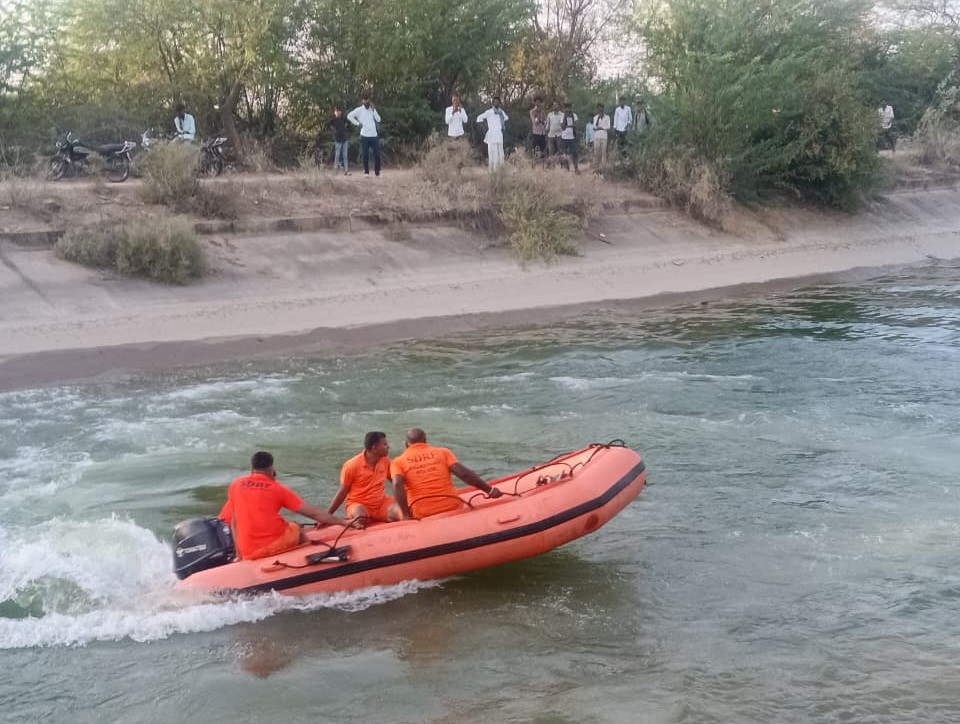 SDRFRaj's tweet image. #helpinghands 
#SDRF की रेस्क्यू टीम ने #जालोर के अंतर्गत नर्मदा मुख्य नहर में डूबे 03 व्यक्तियों के शवों को बरामद कर स्थानीय प्रशासन को सुपुर्द किया।
#Rajasthanpolice 
@PoliceRajasthan @Igp_Jodhpur @JalorePolice @DmJalore @SachBedhadak @Sirohikiaawaz @News18Rajasthan