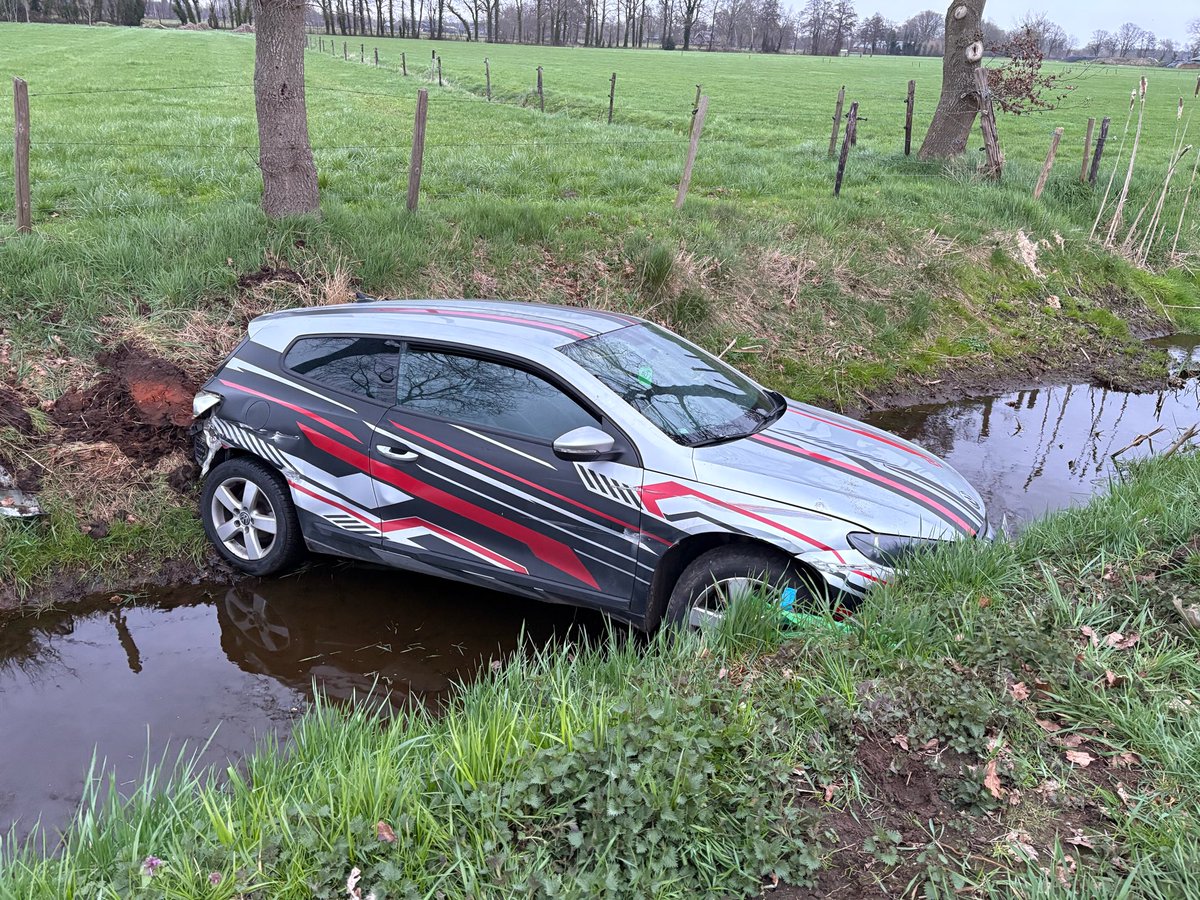 Ongeval tussen vrachtwagen en personenauto in sloot bij Barneveld