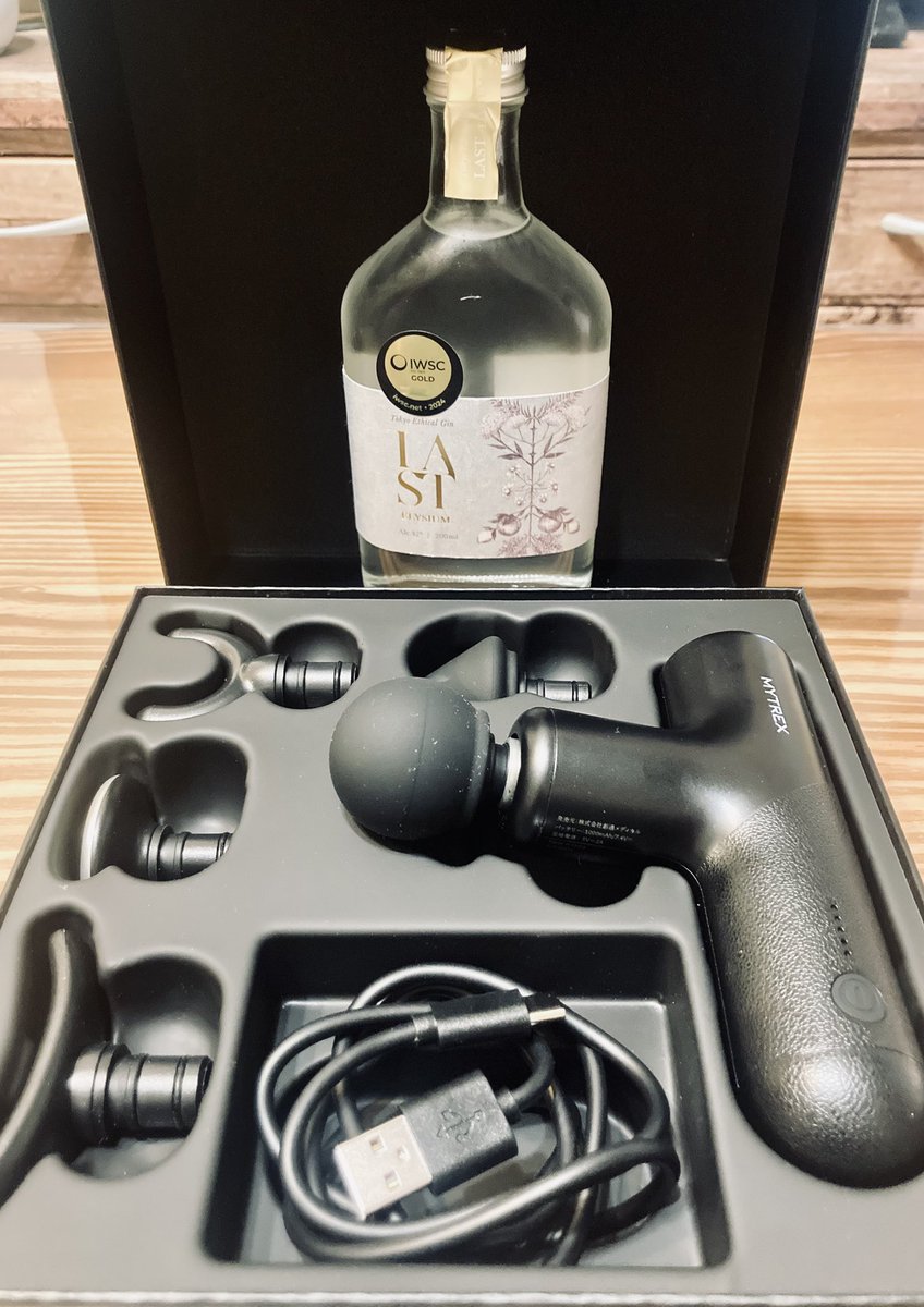 誕生日プレゼントをいただきました🎁

マッサージガンに  
お茶とチョコ、そしてシャンプーまで。

「ちゃんと休みなさい」って  
言われてる気がするラインナップ…笑

大切に使います。  
ありがとうございます✨