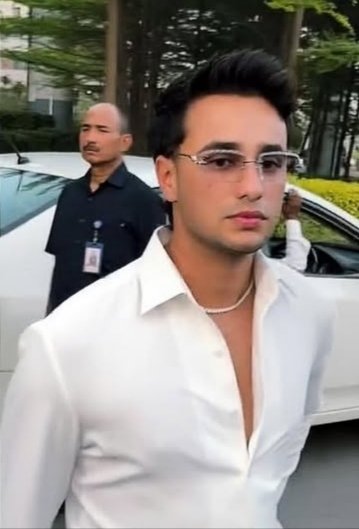 white is sooooo his colour i might go insane