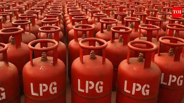 #HP and Indian Gas Agencies denied to provide Gas cylinders to Kupwara Town &amp; Not pick calls: locals
Authorities should take strict action against them . If Govt said that they have 15days stock then why they denied. 
<a href="/hello_anshul/">Anshul Garg</a> <a href="/diprjk/">Information & PR, J&K</a> <a href="/Shrikant_2191/">Shrikant</a> <a href="/CM_JnK/">Office of Chief Minister, J&K</a> <a href="/OfficeOfLGJandK/">Office of LG J&K</a>