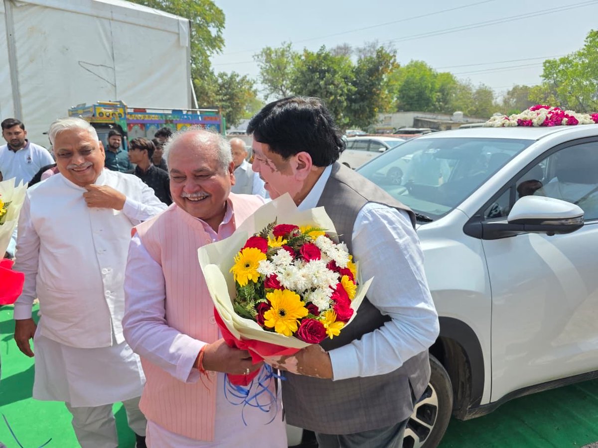 Dileep_Sanghani's tweet photo. इफको द्वारा मुरैना में आयोजित विशाल किसान सम्मेलन कार्यक्रम स्थल आगमन पर मध्यप्रदेश विधानसभा के अध्यक्ष नरेंद्रसिंह तोमर ने आत्मीय अभिवादन किया।

धन्यवाद। @nstomar 

@IFFCO_PR https://t.co/HW7HVyKlUJ