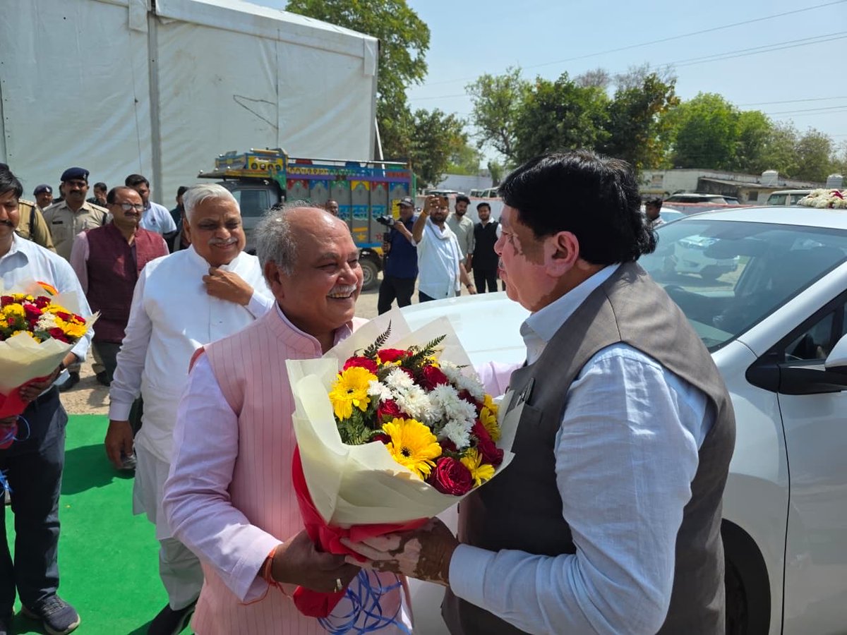 Dileep_Sanghani's tweet photo. इफको द्वारा मुरैना में आयोजित विशाल किसान सम्मेलन कार्यक्रम स्थल आगमन पर मध्यप्रदेश विधानसभा के अध्यक्ष नरेंद्रसिंह तोमर ने आत्मीय अभिवादन किया।

धन्यवाद। @nstomar 

@IFFCO_PR https://t.co/HW7HVyKlUJ