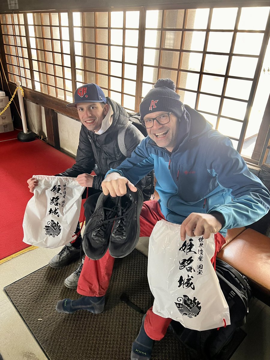 今日は大阪城の後、姫路へ。
姫路城では城内下足禁止なので靴を脱ぐわけですが姫路城と書かれた袋に入れて持ち運びます。

こういうのはチェコには無いので感心するお二人。