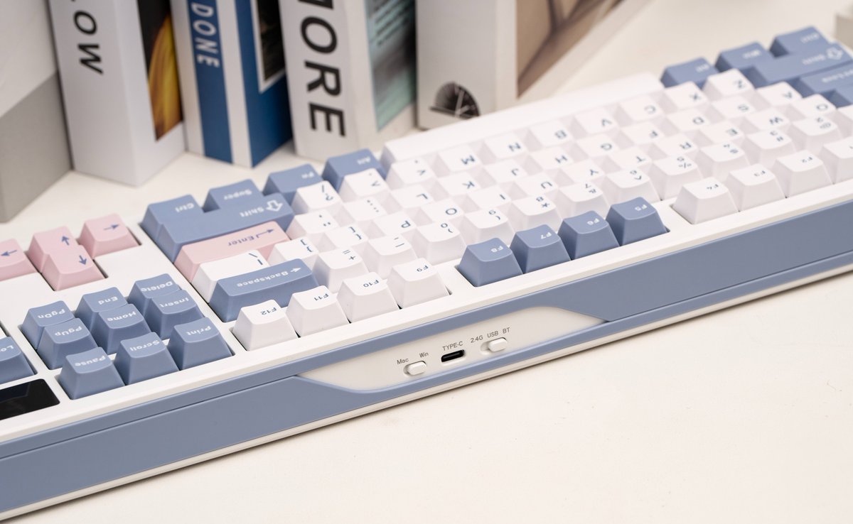 EpomakerK's tweet image. TH108 PRO fans, this one’s for you. 

A larger layout means more keys, more control, and more productivity. 

Would you go full-size for your setup?
👇 Tell us in the comments.

Check out here👉 epomaker.com/products/epoma…

#epomaker #mechanicalkeyboard #keyboard #typing #desksetup