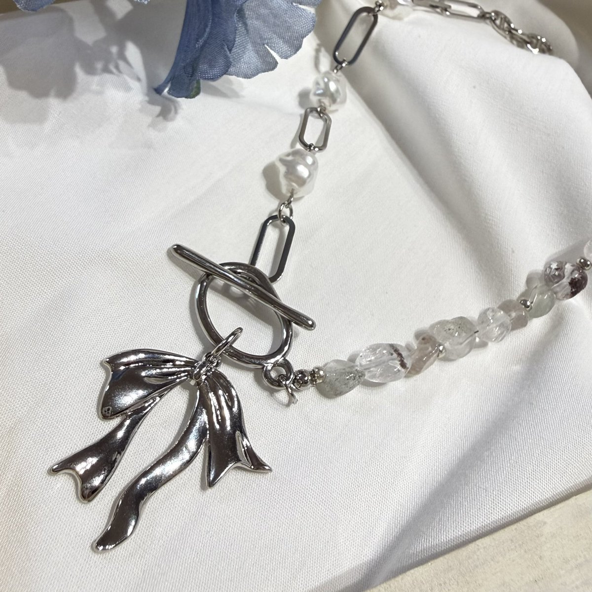 AnCIgnite's tweet photo. new item...
天然石×チェーン×樹脂パール
透明感もあり存在感のあるネックレスです🦋

https://t.co/9eghaZqCwg

#AnCIgnite
#ハンドメイドアクセサリー 
#アクセサリー
#BACEにて販売中
 #アクセサリー好きさんと繋がりたい https://t.co/ZBNYsDUWQn