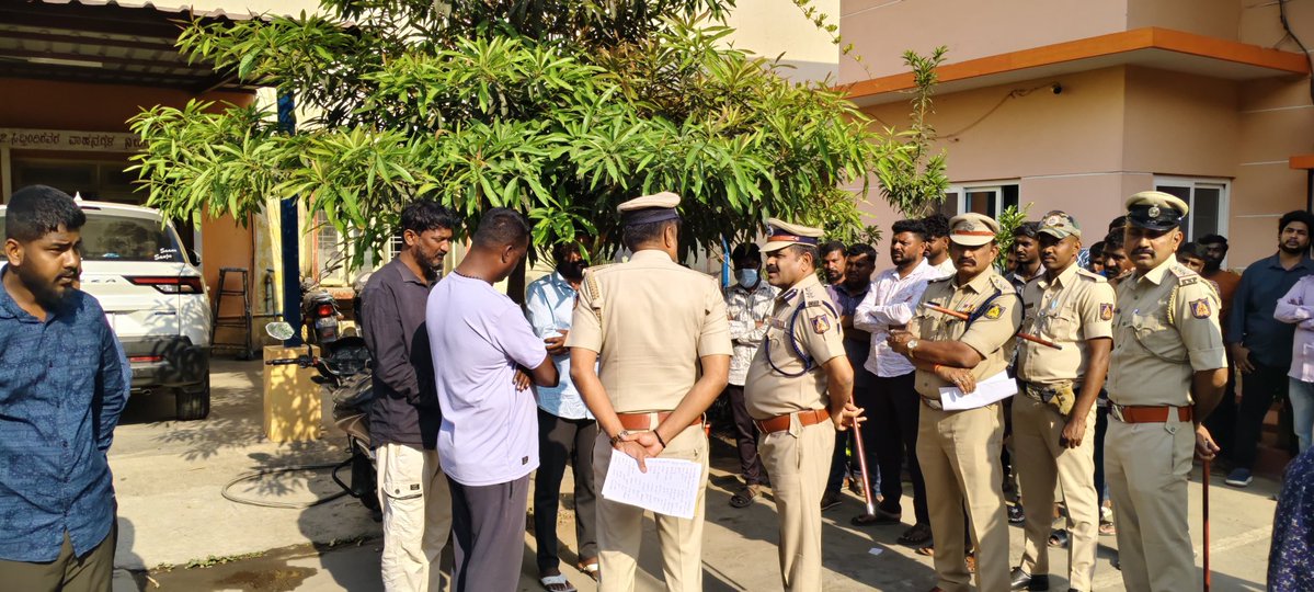 ಆನೇಕಲ್ ಪೊಲೀಸ್ ಠಾಣೆಯಲ್ಲಿ ಉಪ ವಿಭಾಗದ ರೌಡಿ ಪೆರೇಡ್ ಹಮ್ಮಿಕೊಂಡು, ರೌಡಿಗಳಿಗೆ ಕಾನೂನು ಸುವ್ಯವಸ್ಥೆಯನ್ನು ಕಾಪಾಡುವಂತೆ ಹಾಗೂ ಯಾವುದೇ ಅಕ್ರಮ ಚಟುವಟಿಕೆಗಳಲ್ಲಿ ತೊಡಗಿಕೊಳ್ಳದಂತೆ ಸೂಕ್ತ ಎಚ್ಚರಿಕೆ ನೀಡಲಾಯಿತು.
#RowdyParade
#PoliceAction
#CrimePrevention
#ZeroToleranceToCrime 
#Bengalurudistrictpolice