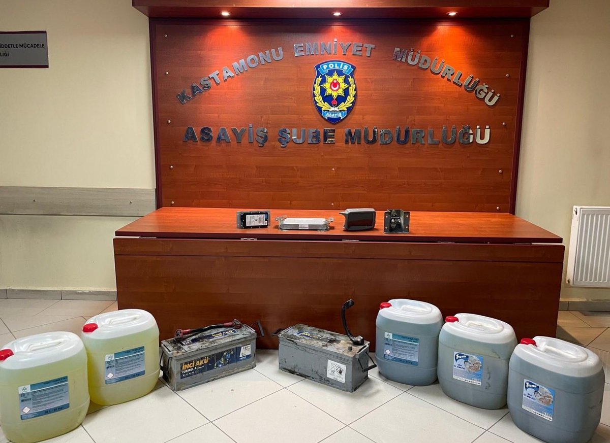 KastamonuEmniy1's tweet photo. 🚨 İŞ MAKİNESİNDEN HIRSIZLIK OLAYININ ŞÜPHELİLERİ YAKALANDI 🚨

İstihbarat ve Asayiş Şube Müdürlüğü ekiplerimizce yapılan koordineli çalışmalar neticesinde 09.03.2026 tarihinde iş makinesinden hırsızlık olayını gerçekleştirdiği tespit edilen 2 şüpheli şahıs yakalanmış;

🔹 ⛽ 5 adet 30 litrelik mazot dolu bidon
🔹 🔋 2 adet 180 amperlik akü
🔹 🖥 1 adet ekskavatör monitörü
🔹 ⚙️ 1 adet makine beyni
🔹 📡 1 adet uydu beyni ele geçirilmiştir.

Yakalanan 2 şüpheli şahıs adli makamlara mevcutlu olarak sevk edilecek.

Kastamonu Emniyet Müdürlüğü olarak suç ve suçlularla mücadelemiz azim ve kararlılıkla devam etmektedir.

@kastamonuvalilk @MeftunDalli @tamertas3310