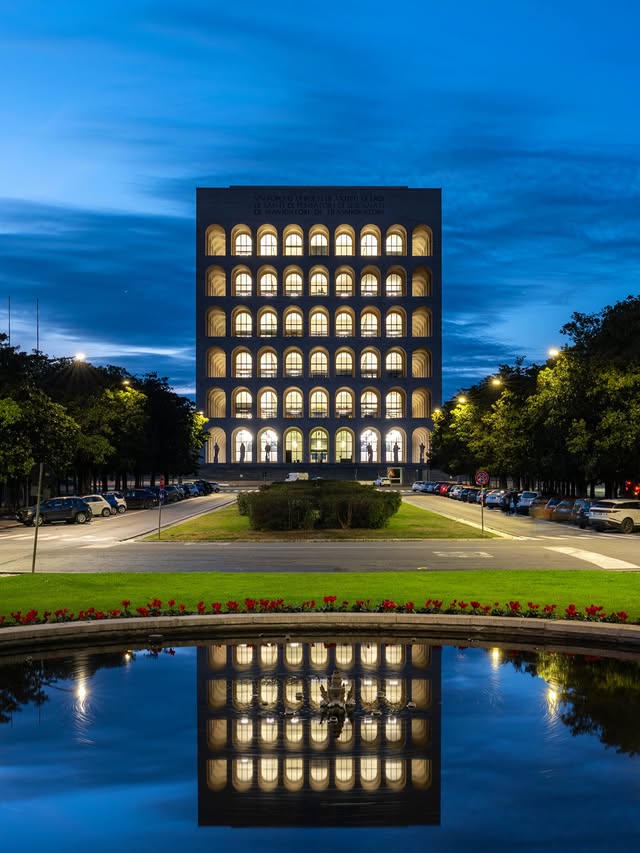 ✨Maestoso, geometrico, senza tempo.

Il Palazzo della Civiltà Italiana, noto anche come Palazzo della Civiltà del Lavoro, è uno dei simboli più riconoscibili dell’EUR e icona dell’architettura del Novecento romano.
👉 turismoroma.it/it/luoghi/pala…

📸 IG alessiobruniroma
#VisitRome