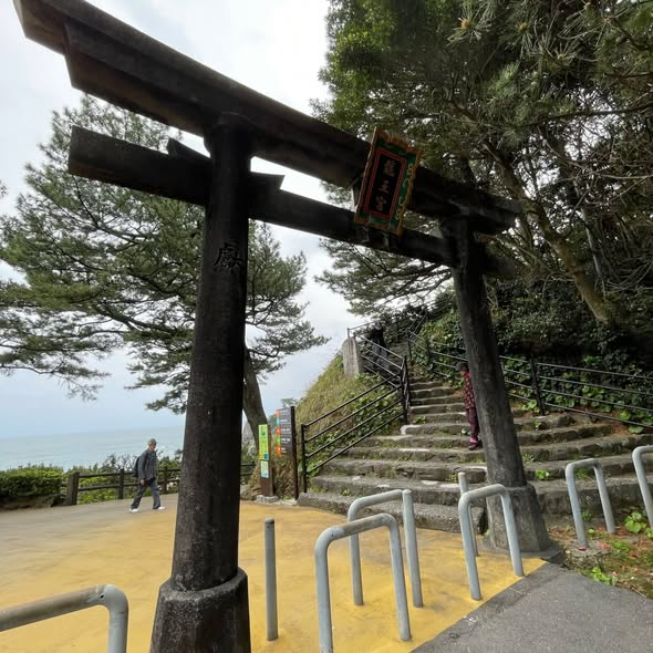 2101ryusei's tweet photo. 海津見神社龍王宮
太平洋を一望できる絶景スポット
この神社は高台に位置し、太平洋を一望できる絶景スポットです。訪れる人々は水平線や美しい海岸線の眺めに感動し、写真映えする場所としても人気があります https://t.co/CPseqbMtmC