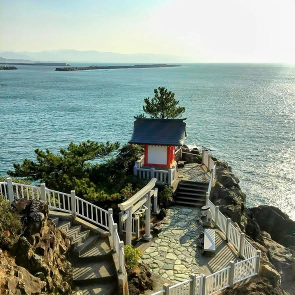 2101ryusei's tweet photo. 海津見神社龍王宮
太平洋を一望できる絶景スポット
この神社は高台に位置し、太平洋を一望できる絶景スポットです。訪れる人々は水平線や美しい海岸線の眺めに感動し、写真映えする場所としても人気があります https://t.co/CPseqbMtmC