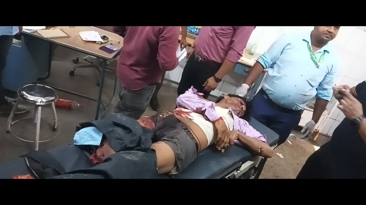BVSTVlive's tweet photo. पीलीभीत: तेज रफ्तार पिकअप ने बाइक सवारों को रौंदा 

➡️ हादसे में बाइक सवार चार लोग गंभीर रूप से घायल 
➡️ हादसे में एक युवक की मौके पर मौत 

➡️सभी घायलों को 108  से पूरनपुर समुदायिक स्वास्थ्य केंद्र में कराया गया भर्ती
➡️ पूरनपुर-घुघचाई नेशनल हाईवे का मामला।
#Pilibhit @pilibhitpolice @Uppolice
