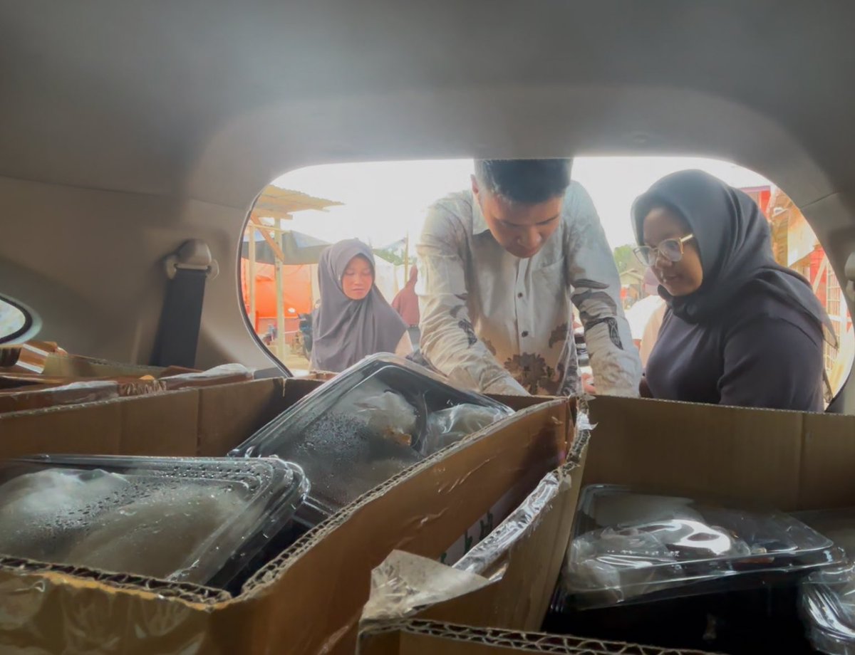 “Dek sini, bapak pegangin spanduknya.”

Di tengah reruntuhan, warga justru membantu kami. Saat mobil tak bisa jalan, mereka yg mendorong &amp; membuka agar kami tetap bisa membawa bantuan.

Terima kasih, Warga Aceh 💜
 Donasi: kitabisa.com/WARTEGfromARMY Barang? DM

#BTS #BTS_ARIRANG
