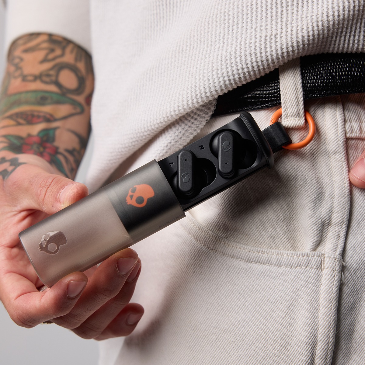 SkullcandyIndia's tweet image. Unclip and hit play. 🎶 The Dime Evo isn't just about the music; it’s about the freedom to move. With a built-in clip and rugged durability, your soundtrack stays with you—wherever the day takes you.

Shop now: skullcandy.in

#WirelessEarbuds #SkullcandyDime