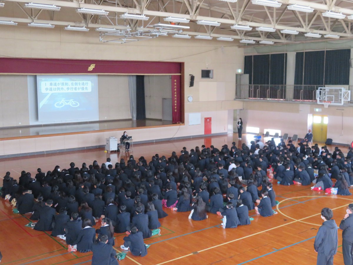 samukawa_hs's tweet photo. ３月11日(水)、茅ヶ崎警察署の方をお招きして交通安全教室を開催しました。
来年度から導入される自転車の「青切符制度（交通反則通告制度）」について詳しく学びました。
登下校に自転車を利用する生徒が多い寒川高校の生徒にとって、改めて交通ルール遵守の大切さを実感する大切な時間となりました。 https://t.co/a8UdCLrEZC