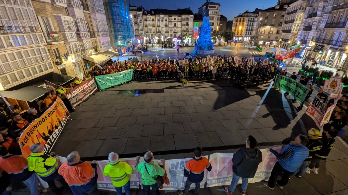 Klase-elkartasun erakustaldia Gasteizen: langile ugarik babestu dituzte Mercedeseko suhiltzaileak 

Manifestazio jendetsua egin zuten atzo suhiltzaile industrialek, Arabako hamaika enpresatako langileak ondoan zituztela

🔗 gedar.eus/aktualitatea/k…