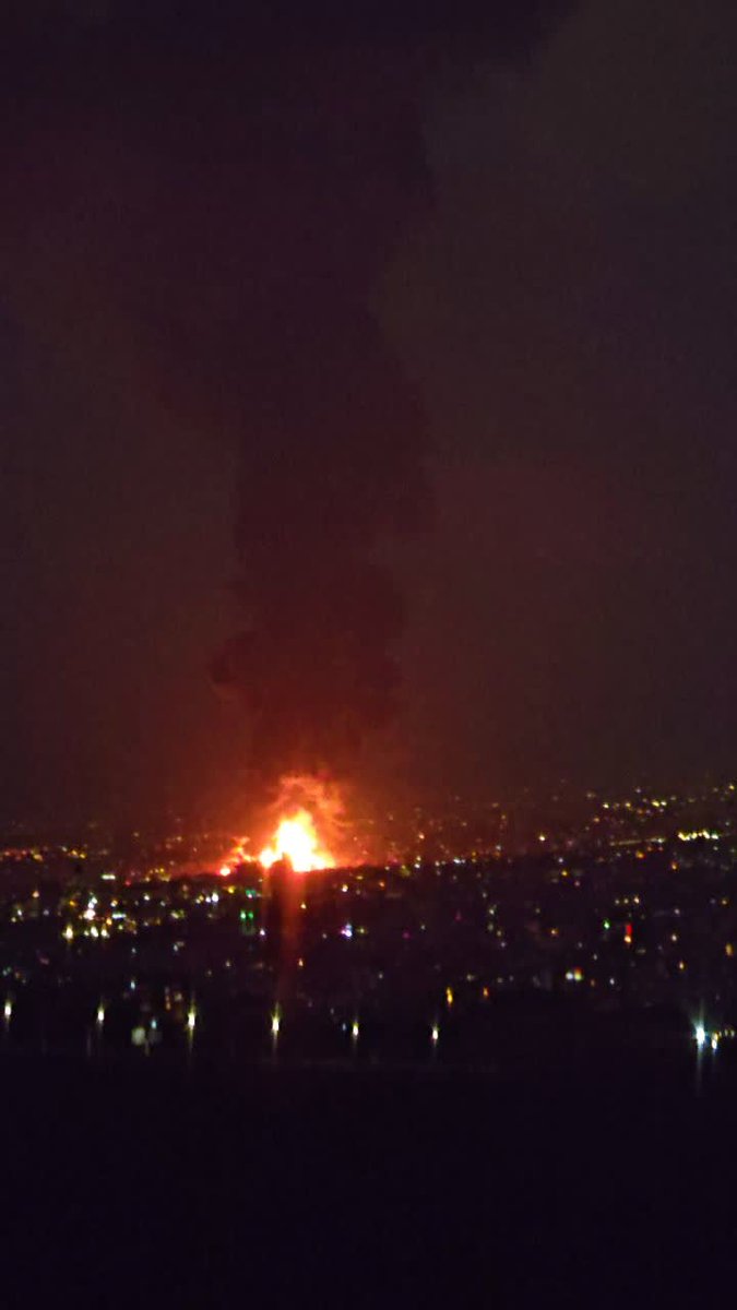 روز ۱۴ جنگ.
از صدای مهیب نمیشه عکس گرفت. از حس بیدار شدن با صدای انفجار شدید نمیشه عکس گرفت. 
از نگرانی برای سرباز خانواده نمیشه عکس گرفت. 
از آیت الکرسی های شبانه مادرم بالای سرمون نمیشه عکس گرفت.
و از زمستونی که این همه جوان و آدم بی گناه جونشون رو از دست دادن نمیشه عکس گرفت‌.