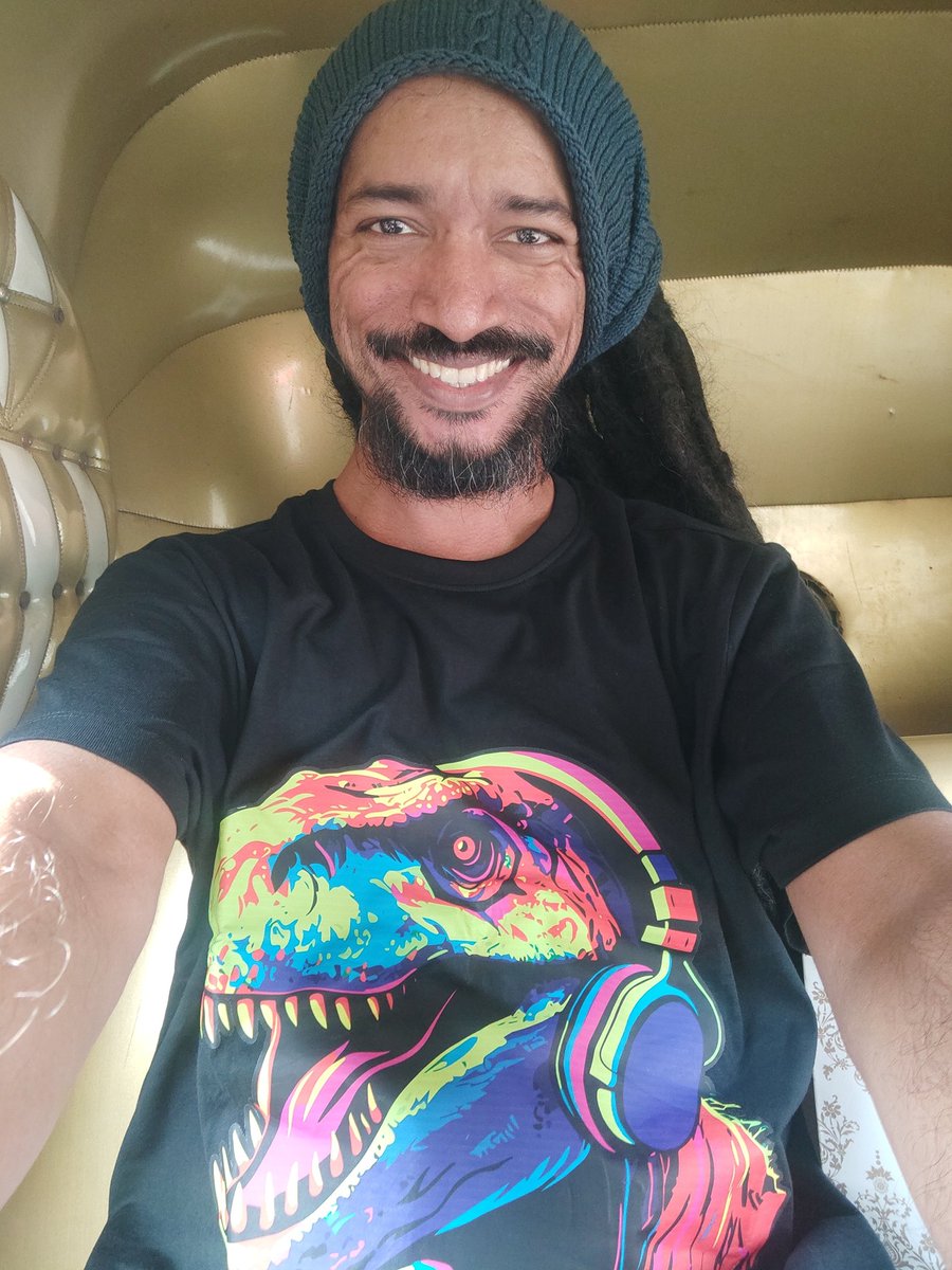 DreadIndian's tweet image. Buon Giorno famiglia 💪🏽
Have a Raawwrr weekend!🦖🍻
Keep Smiling n Shining✨⭐

#dreads #dreadlocks #dreadlocs #locs #reggae