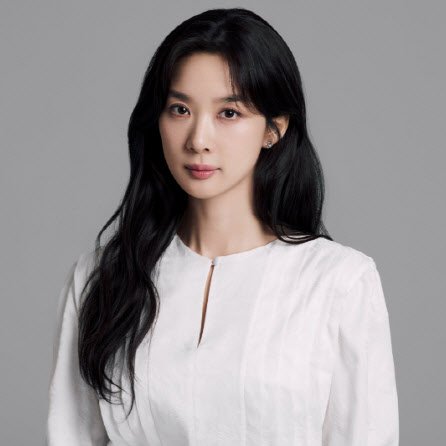 triplem11543909's tweet photo. #Honour #LeeChungAh's closing interview is testament to the bond & sisterhood these actresses have developed on & off screen:

"The three of us, who are extreme introverts, were comfortable, but only the director was worried. 😂."

Actress Lee Chung-ah shared stories about her chemistry with Lee Na-young and Jung Eun-chae during an interview commemorating the end of the ENA Monday-Tuesday drama 'Honor: Their Court' ('Honor'), held at a cafe in Gangnam-gu, Seoul on the 12th.

'Honor' is a intense mystery chase drama about three female lawyers who confront their past, which returns as a huge scandal, head-on. Lee Chung-ah took on the role of lawyer Hwang Hyun-jin in the drama, working alongside Lee Na-young (as Yoon Ra-young) and Jung Eun-chae (as Kang Shin-jae).

Although they portrayed friends of 20 years, she revealed that all three are actually 'extreme I (introverted types)' who are very shy around new people. Lee Chung-ah replied, "The director was very worried. Before we started filming, he purposely arranged for us to meet up often."

She continued, "The reason I wasn't too worried was because all three of us are the type who can handle silence well. (Laughs) And it wasn't uncomfortable. I think that with friends, no one should have to force things." She added with a laugh, "We were comfortable, but only the director kept feeling uncomfortable. After meeting with us, he said his throat hurt from trying to facilitate conversation. We thought, 'We're fine, but why is the director going to such lengths...'."

Lee Chung-ah, who joined 'Honor' last, cited Lee Na-young and Jung Eun-chae as the reason for her quick decision. She said, "I tend to try and see myself objectively, and I thought the picture of the three of us wouldn't be bad. I found the structure interesting—three women driving a story, each with their own narrative, but needing to appear as one. I think we leaned on each other a lot during tough times."

Regarding Lee Na-young and Jung Eun-chae, Lee Chung-ah said, "Ra-young is someone Hyun Jin and Shin-jae  must protect; she's both an Achilles heel and a secret. Watching such a resilient unni (older sister) portray such a fragile character made me think she's a born actress."

She continued, "Watching the incredibly lovely Eun-chae act as Shin-jae made me think, 'She's a real actress'. And seeing myself, someone slow and lazy, play Hyun-jin gave me some comfort, thinking maybe I'm doing okay too. Actually, I only have one truly close friend in real life, but doing this project with the two of them made me think, 'Having three close friends is great!'. I even started to envy people with two best friends." she said with a smile.

Lee Chung-ah burst into laughter when talking about Lee Na-young, saying, "She has a charm like an older brother." She shared an anecdote: "We'll get really close, then meet again after a week, and she'll suddenly greet me with a deep bow. She says she feels shy when we meet after a long time. Whenever that happens, I just go over and nuzzle up to her. I'd call Eun-chae over too, so the three of us would be sitting together, and if unni tried to run away, we'd just keep following her." 😁

Furthermore, Lee Chung-ah expressed her affection, saying, "One day, Na-young unni suddenly started asking about the elders in my family. She collected my address, saying she would send broccoli and collagen. She's such a fun character. I was also a fan of unni when I was a student. She's pretty and sophisticated, but has the vibe of a kind-hearted uncle. She's a truly charming person."

During an interview the previous day, Lee Na-young, who had discussed her long hiatus and other activity plans, shook her head in amazement at Lee Chung-ah running her own YouTube channel, calling it "amazing." When asked if she planned to recommend it to Lee Na-young, Lee Chung-ah thought for a moment before answering with a laugh, "I'll just tell her to come visit my YouTube channel. That would require less effort." 😂

Regarding Jung Eun-chae, she said, "Eun-chae was truly, truly the lovable maknae (youngest). She was always the one to initiate conversations in our group chat."

She continued, "After the project ended, I thanked Na-young unni and Eun-chae. I realized, 'Ah, I acted with some truly wonderful people.' I'm not usually the type to miss people much after a project ends, but perhaps because Hyun-jin's moments are still fresh, I find myself thinking about them a lot."

The message of 'Honor', which received praise as a well-made women's narrative, is 'solidarity'. Even if it means revealing their own weaknesses, the three women do not turn a blind eye to other women, the vulnerable, and the victims. The brilliant and strong solidarity they showed left a deep impression on viewers.

When asked about her satisfaction with the ending of 'Honor', Lee Chung-ah said, "Those who wanted a feel-good, cathartic ending might have thought, 'Wish they'd given us more closure,' but for me, just having the scene where the three of us walk along the stone wall path was satisfying. If Ra-young was smiling, I considered that a happy ending."

Regarding the possibility of a Season 2, she added, "It ends with another client appearing, and I thought, 'Did the production team create that opening to think about the next story? That wouldn't be a bad idea either.'"

What kind of meaning will 'Honor' hold for Lee Chung-ah? Lee Chung-ah said, "It seems like I've had a keyword for each project after it ends, but I haven't been able to define one for 'Honor' yet." She continued, "In some ways, I was afraid, and I usually overcame things alone, but this time I received help from many people. I learned that revealing your vulnerability doesn't make you weaker; the very act of revealing it makes you stronger."

Source: https://t.co/Baf58oVVuq