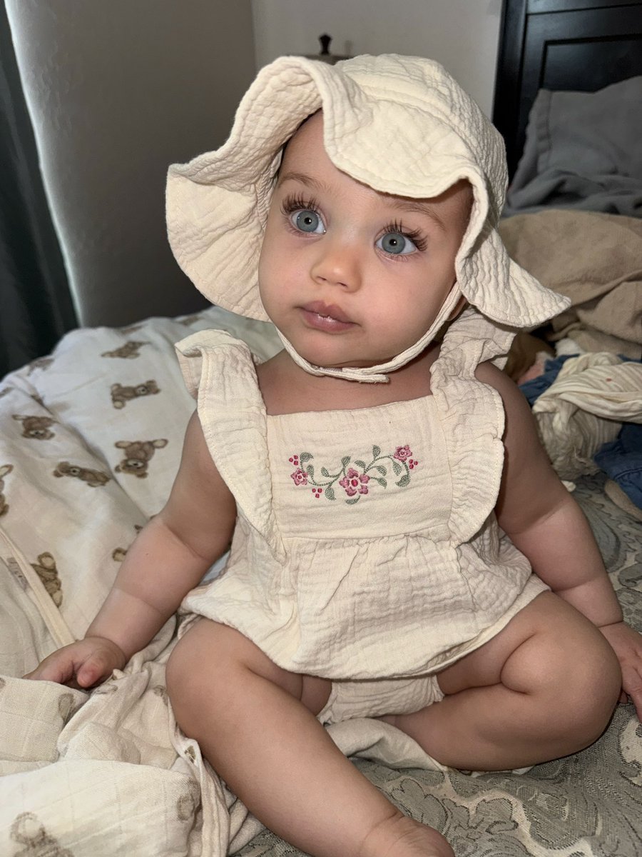 StephaniieRenee's tweet image. When your baby has better lashes than you 😲😍 #babygirl #lashes #mom #daughter #cute #cutebabies #trending