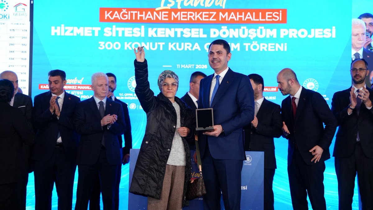 EmlakYonetim's tweet photo. 📍 İstanbul Kağıthane Merkez Mahallesi Hizmet Sitesi

🏘️ Çevre, Şehircilik ve İklim Değişikliği Bakanımız Sn. Murat Kurum, İstanbul Valisi Sn. Davut Gül, TOKİ Başkanımız Sn. M. Levent Sungur, Emlak Yönetim A.Ş Genel Müdürümüz Sn. Mehmet Akif Küçükdağ ve il protokolünün  katılımlarıyla Kağıthane Merkez Mahallesi Hizmet Sitesi'ndeki 3⃣0⃣0⃣ konutun kurası çekildi ve anahtarları hak sahibi vatandaşlarımıza teslim edildi.🔑

▶️ Modern ve güvenilir yaşam alanımızda;

🏕️ Dinlenme Alanları
🏃🏻‍ Spor Alanları
🛝 Çocuk Oyun Alanları
🌳 Yeşil Alanlar
🅿️ Otopark bulunuyor.

🤲🏻 Yeni yuvaların hak sahiplerine hayırlı ve uğurlu olmasını diliyoruz.

#EmlakYönetim #KağıthaneMerkezMahallesiHizmetSitesi #KuraÇekimi #KentselDönüşüm