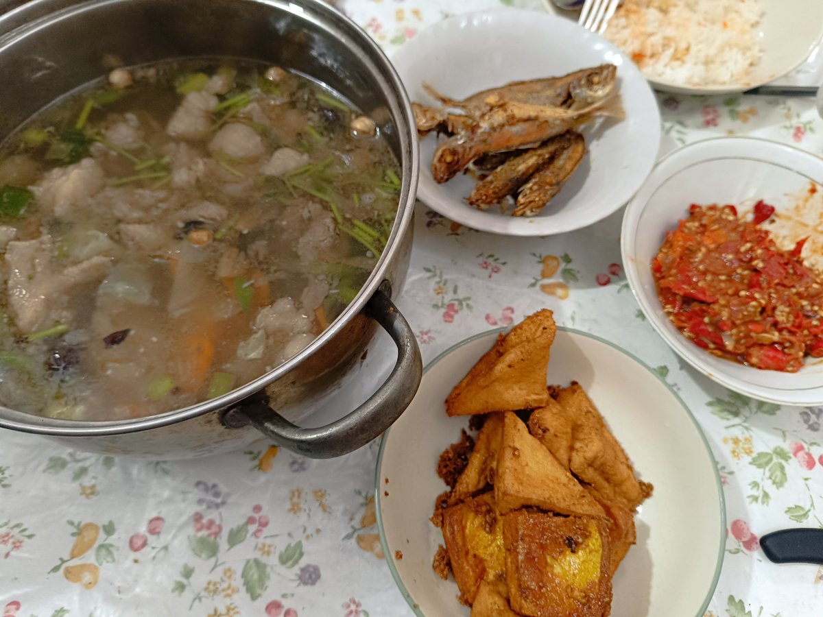 Baru kelar masak buat buka puasa; sayur sop,ikan selar goreng,tahu &amp; sambal